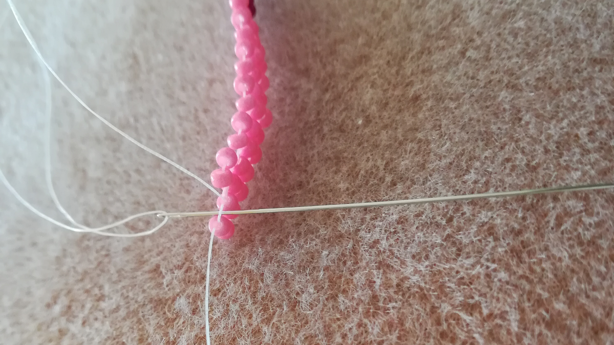 Polsino fai da te con intreccio astratto a spina di pesce e peyote in perline Miyuki 11/0 : Tappa 5 Polsino fai da te con intreccio astratto a spina di pesce e peyote in perline Miyuki 11/0 : Tappa 5