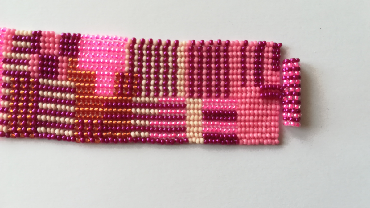 Polsino fai da te con intreccio astratto a spina di pesce e peyote in perline Miyuki 11/0 : Tappa 11 Polsino fai da te con intreccio astratto a spina di pesce e peyote in perline Miyuki 11/0 : Tappa 11