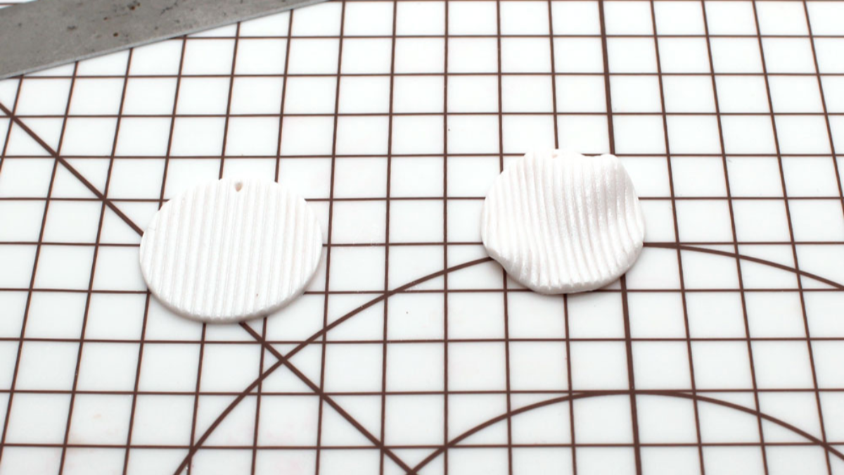 Orecchini di chip in argilla polimerica perlati e a strisce : Tappa 3