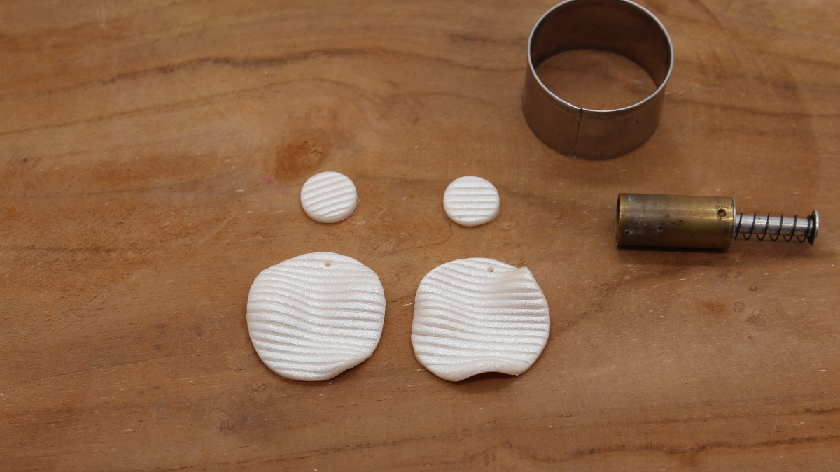 Orecchini di chip in argilla polimerica perlati e a strisce : Tappa 4