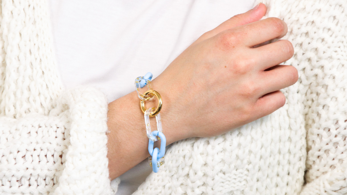 Schema Bracciale fai da te con maglia azzurra e maglie epossidiche con piccole stelle. Schema Bracciale fai da te con maglia azzurra e maglie epossidiche con piccole stelle.