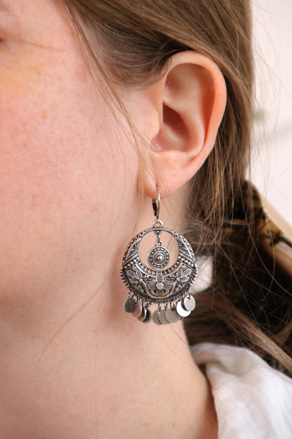 Schema Orecchini bohémien in argento antico e paillettes