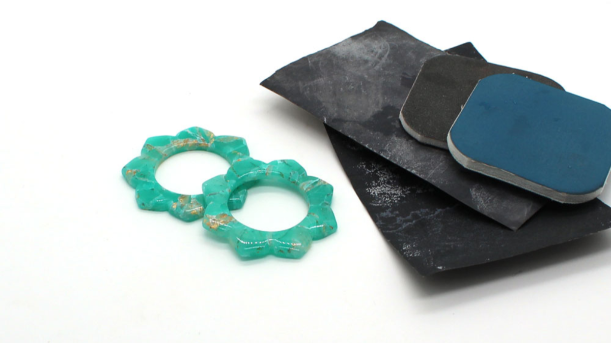 Orecchini mandala polimerici con effetto pietra : Tappa 10 Orecchini mandala polimerici con effetto pietra : Tappa 10