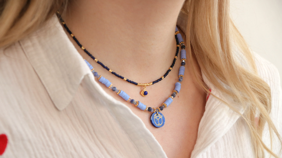 Duo di collane gri-gri di pietre preziose con ciondolo scarabeo Duo di collane gri-gri di pietre preziose con ciondolo scarabeo