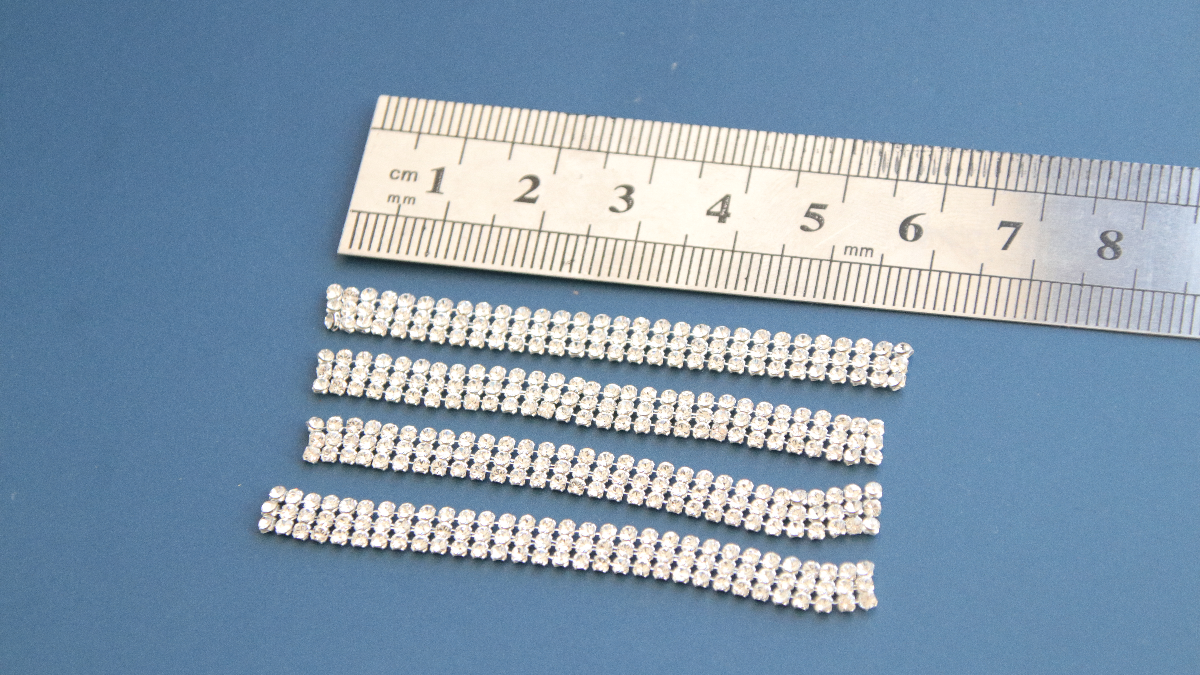 Orecchini a rete con strass e cabochon fai da te PureCrystal : Tappa 2 Orecchini a rete con strass e cabochon fai da te PureCrystal : Tappa 2