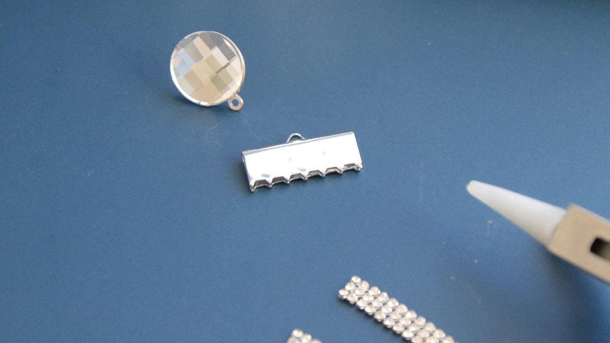 Orecchini a rete con strass e cabochon fai da te PureCrystal : Tappa 3 Orecchini a rete con strass e cabochon fai da te PureCrystal : Tappa 3