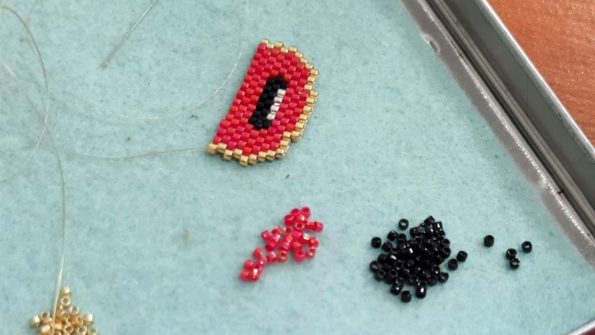 Tessitura di perline per Ukulele strumento musicale Miyuki Delicas : Tappa 1 Tessitura di perline per Ukulele strumento musicale Miyuki Delicas : Tappa 1