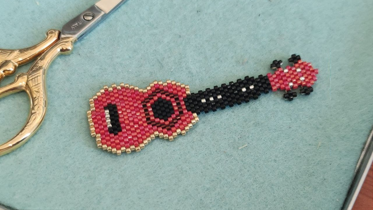 Tessitura di perline per Ukulele strumento musicale Miyuki Delicas : Tappa 2 Tessitura di perline per Ukulele strumento musicale Miyuki Delicas : Tappa 2