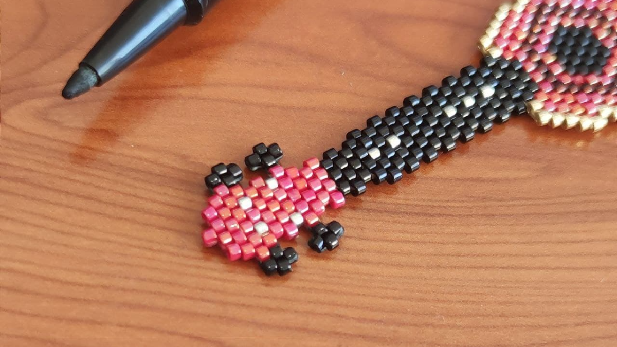 Tessitura di perline per Ukulele strumento musicale Miyuki Delicas : Tappa 3 Tessitura di perline per Ukulele strumento musicale Miyuki Delicas : Tappa 3