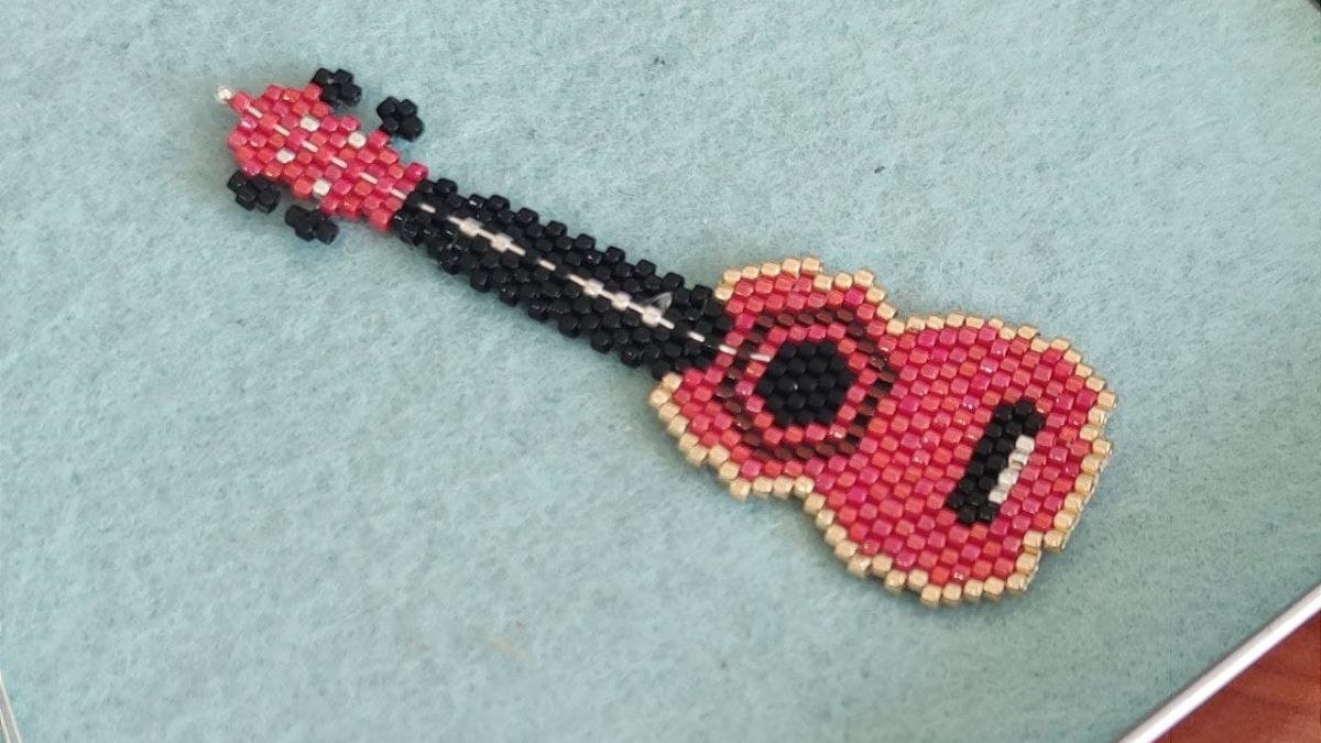 Tessitura di perline per Ukulele strumento musicale Miyuki Delicas : Tappa 4 Tessitura di perline per Ukulele strumento musicale Miyuki Delicas : Tappa 4