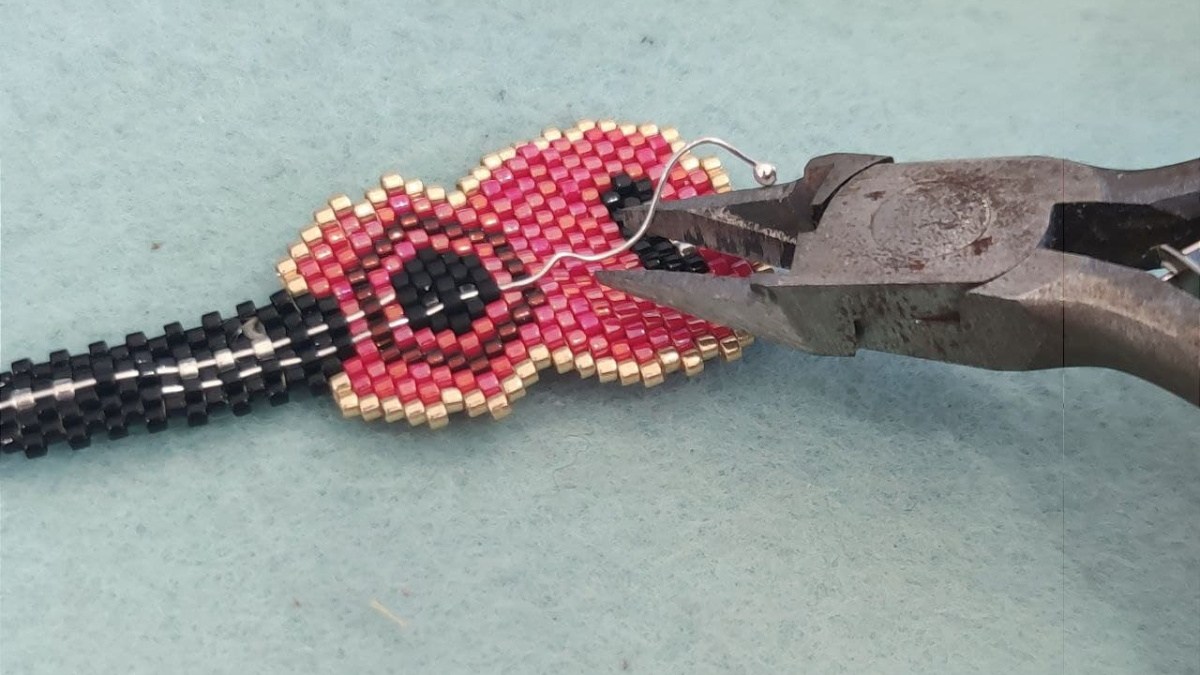 Tessitura di perline per Ukulele strumento musicale Miyuki Delicas : Tappa 5 Tessitura di perline per Ukulele strumento musicale Miyuki Delicas : Tappa 5