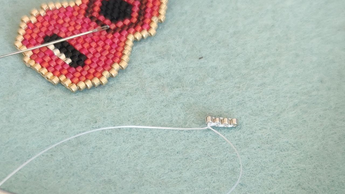 Tessitura di perline per Ukulele strumento musicale Miyuki Delicas : Tappa 6 Tessitura di perline per Ukulele strumento musicale Miyuki Delicas : Tappa 6