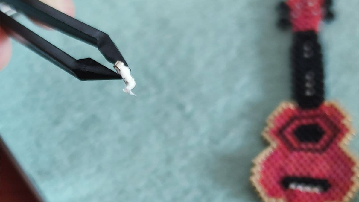 Tessitura di perline per Ukulele strumento musicale Miyuki Delicas : Tappa 7 Tessitura di perline per Ukulele strumento musicale Miyuki Delicas : Tappa 7