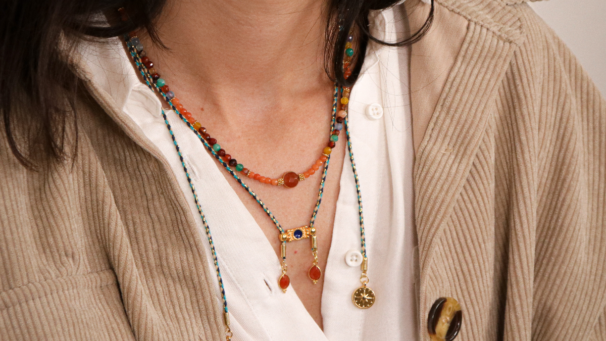 Schema Impilamento di collane bohémien chic con gemme e charms