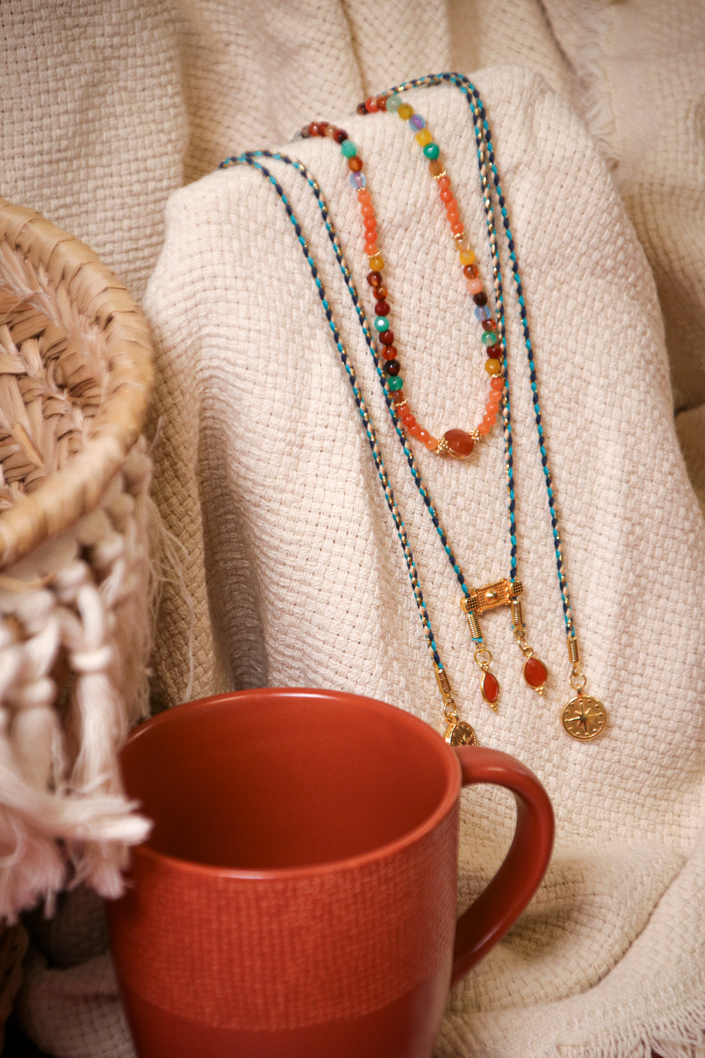 Schema Impilamento di collane bohémien chic con gemme e charms