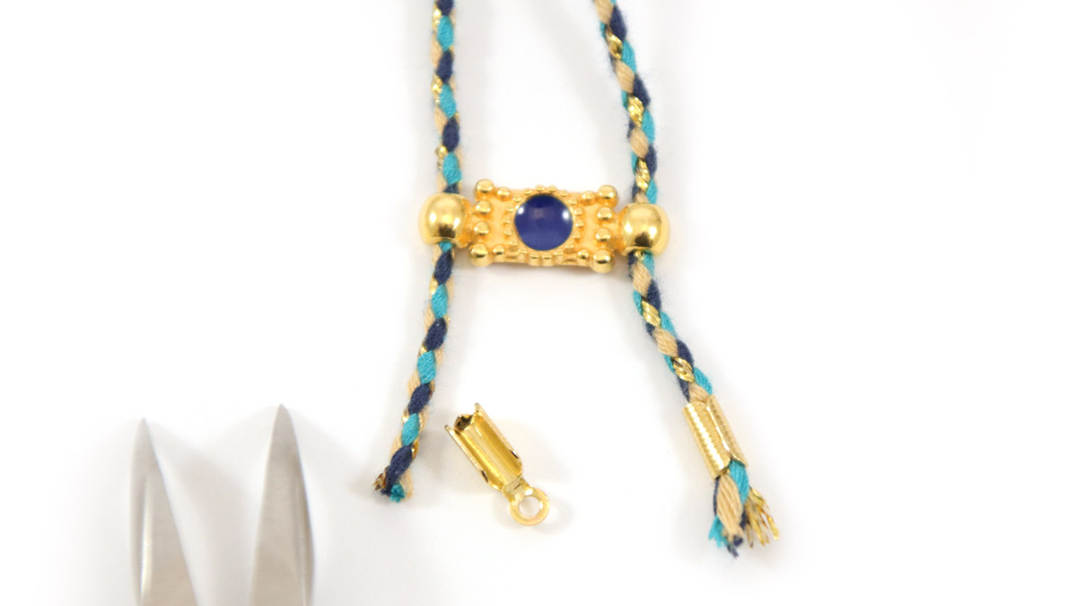 Impilamento di collane bohémien chic con gemme e charms : Tappa 2