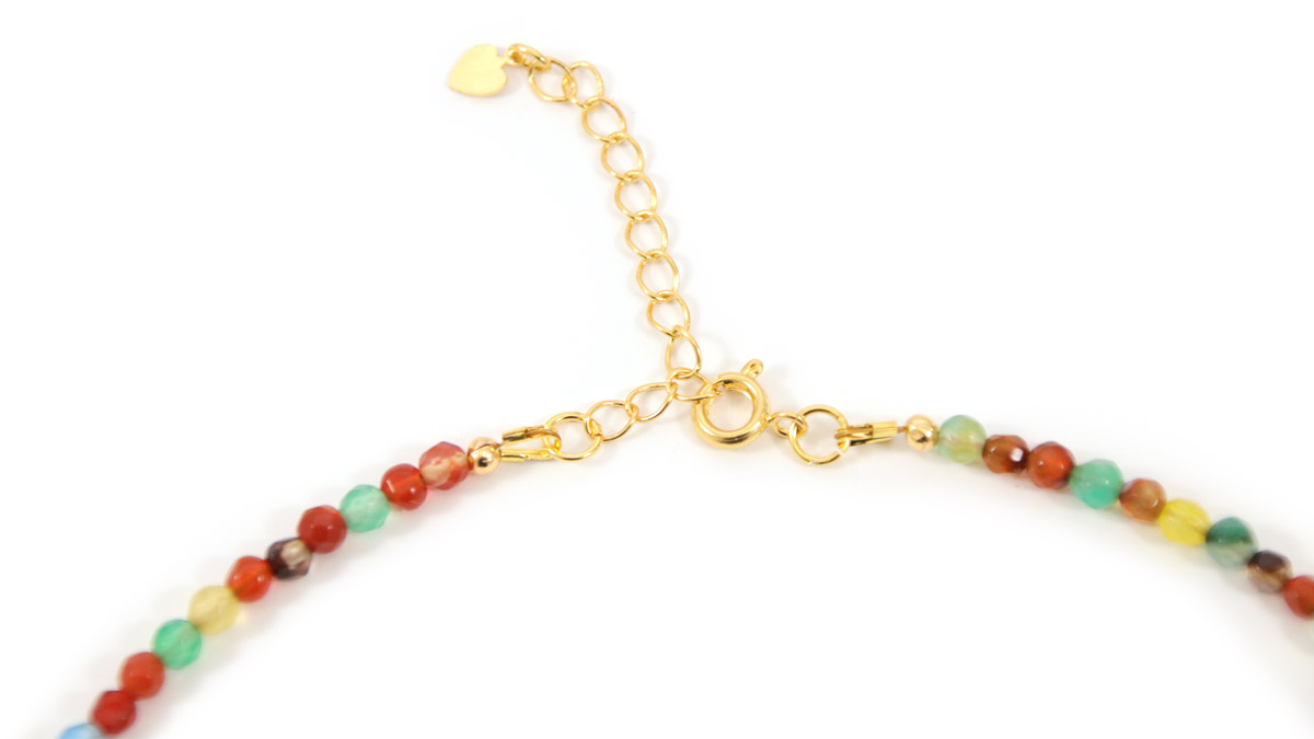 Impilamento di collane bohémien chic con gemme e charms : Tappa 8