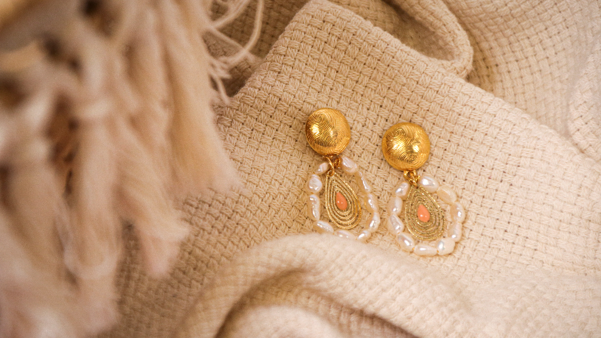 Orecchini bohémien chic fai da te con charm a goccia traforato e perle d'acqua dolce