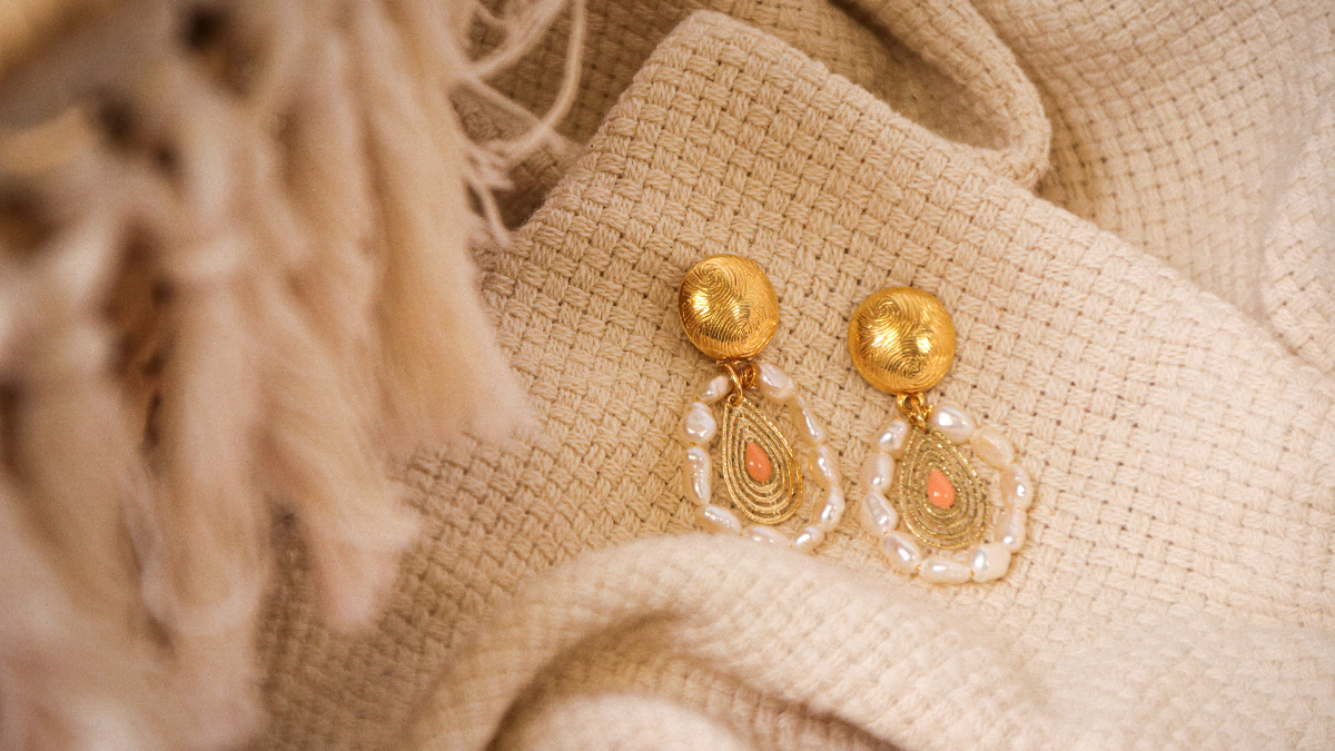 Schema Orecchini bohémien chic fai da te con charm a goccia traforato e perle d'acqua dolce