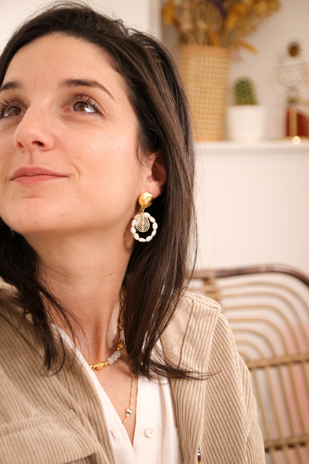 Schema Orecchini bohémien chic fai da te con charm a goccia traforato e perle d'acqua dolce