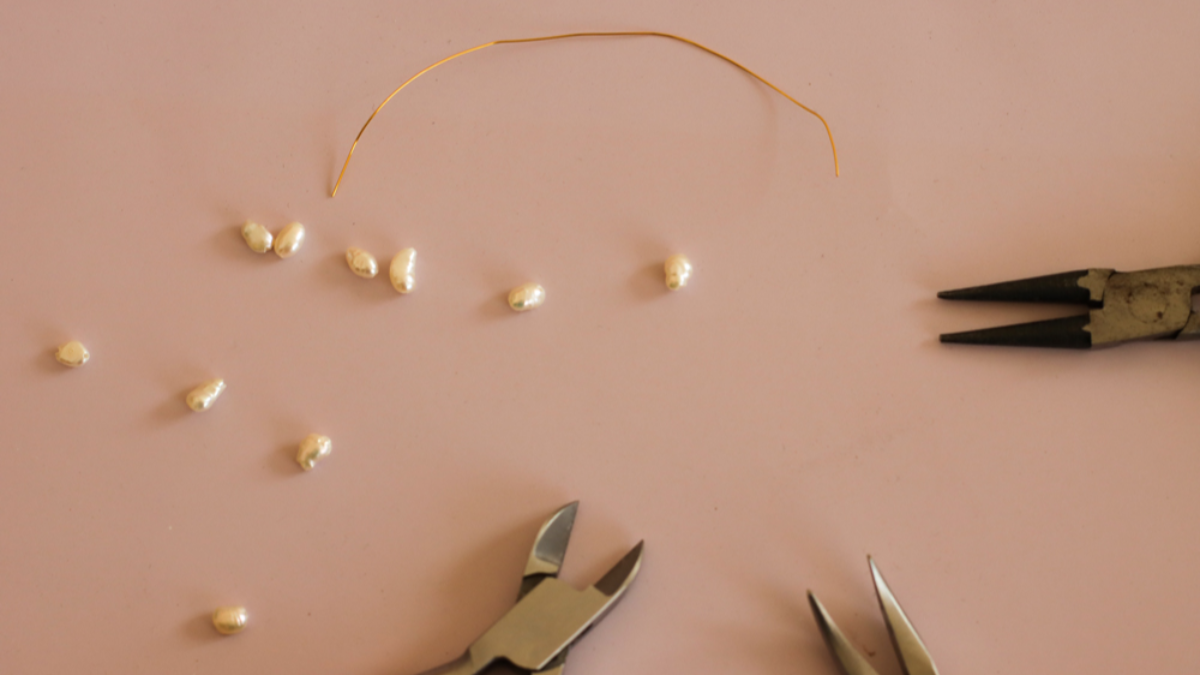 Orecchini bohémien chic fai da te con charm a goccia traforato e perle d'acqua dolce : Tappa 1