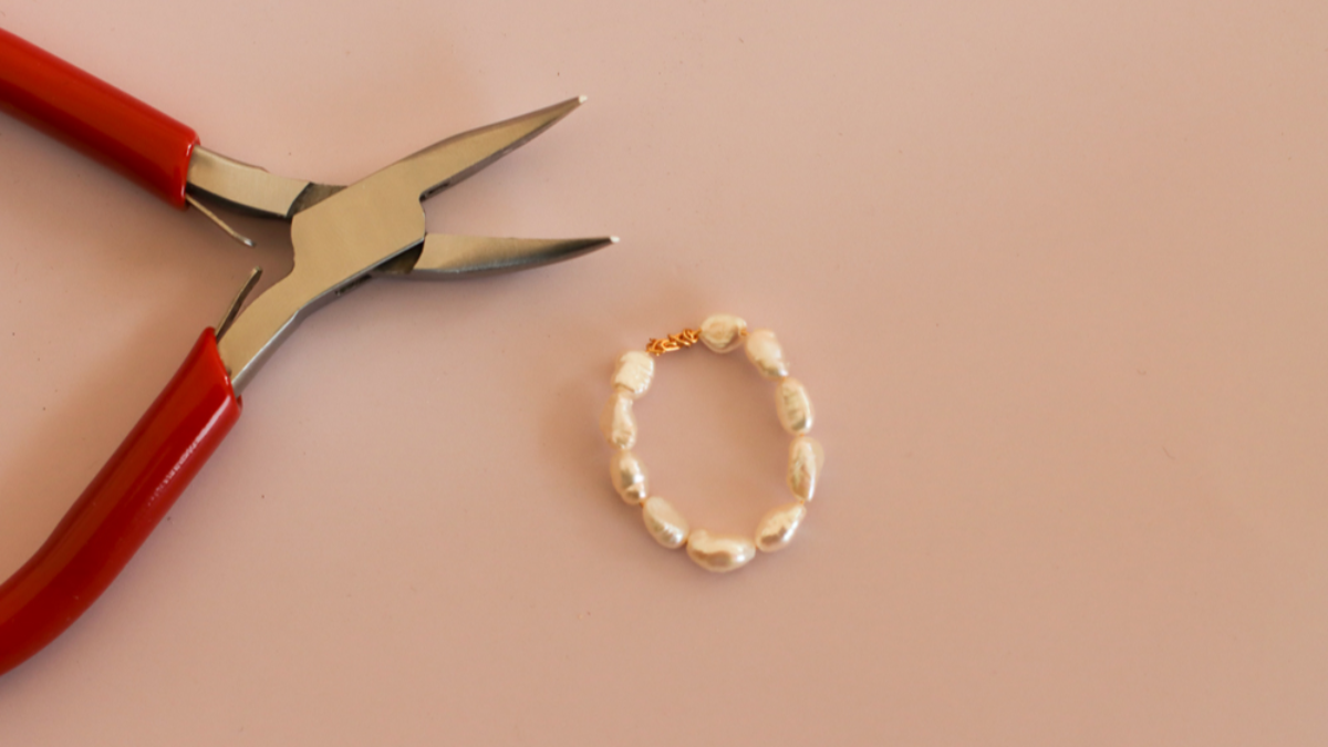 Orecchini bohémien chic fai da te con charm a goccia traforato e perle d'acqua dolce : Tappa 3