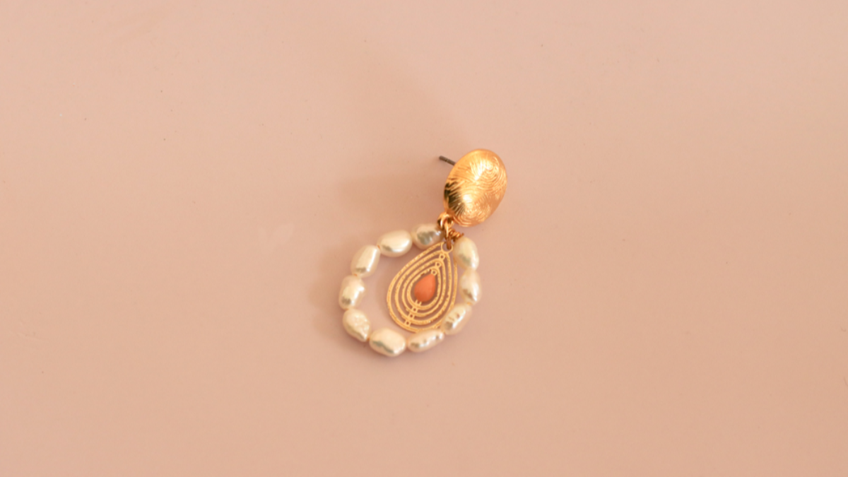 Orecchini bohémien chic fai da te con charm a goccia traforato e perle d'acqua dolce : Tappa 4