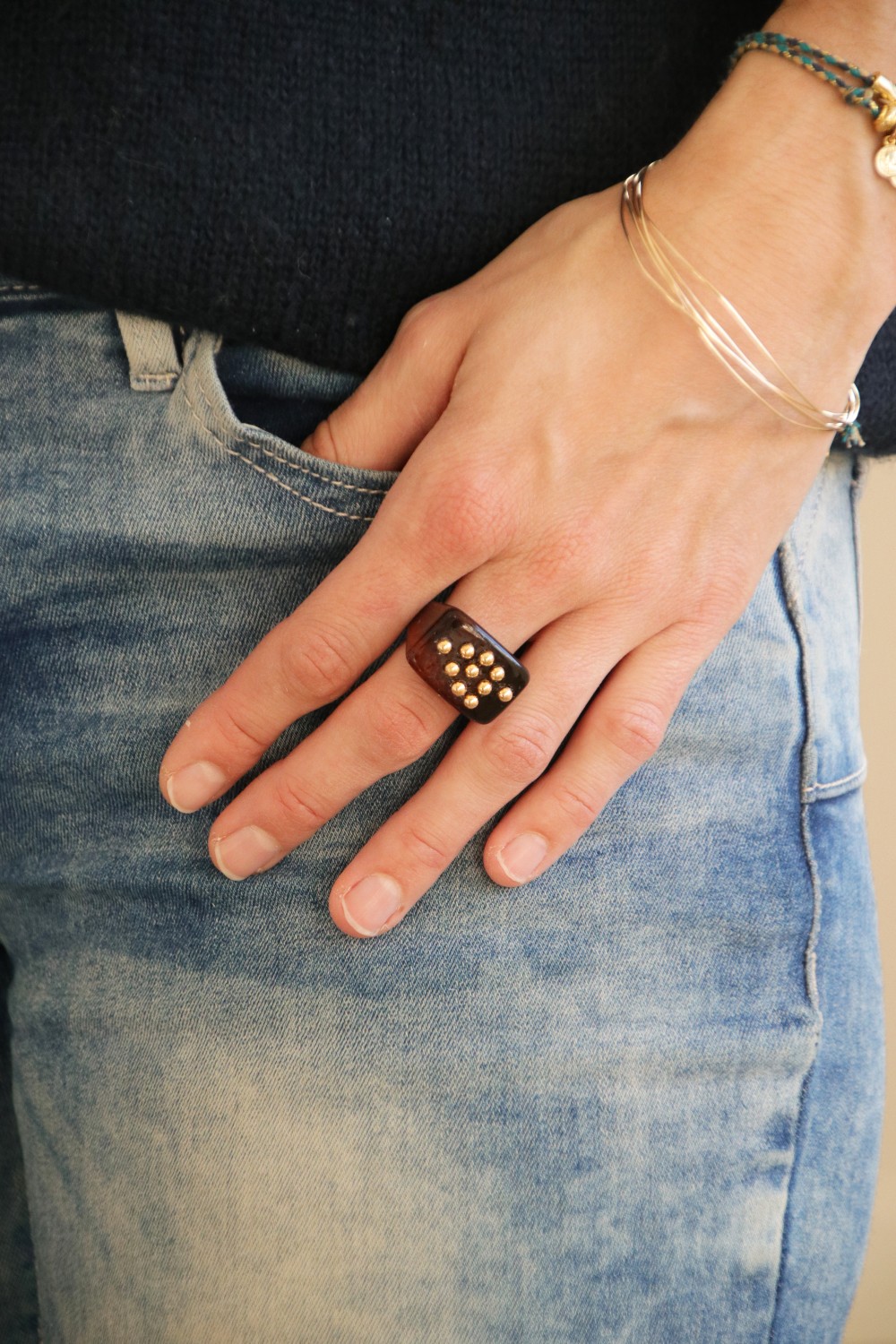 Grande anello di resina colorata con sfere d'oro