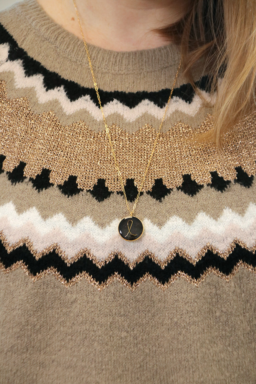 Medaglione in resina epossidica con lettera in filo metallico