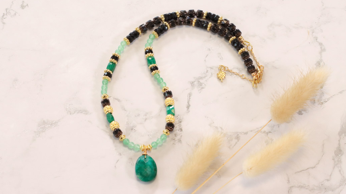 Schema Collana con smeraldo d'imitazione e perle di vetro sfaccettate antiche