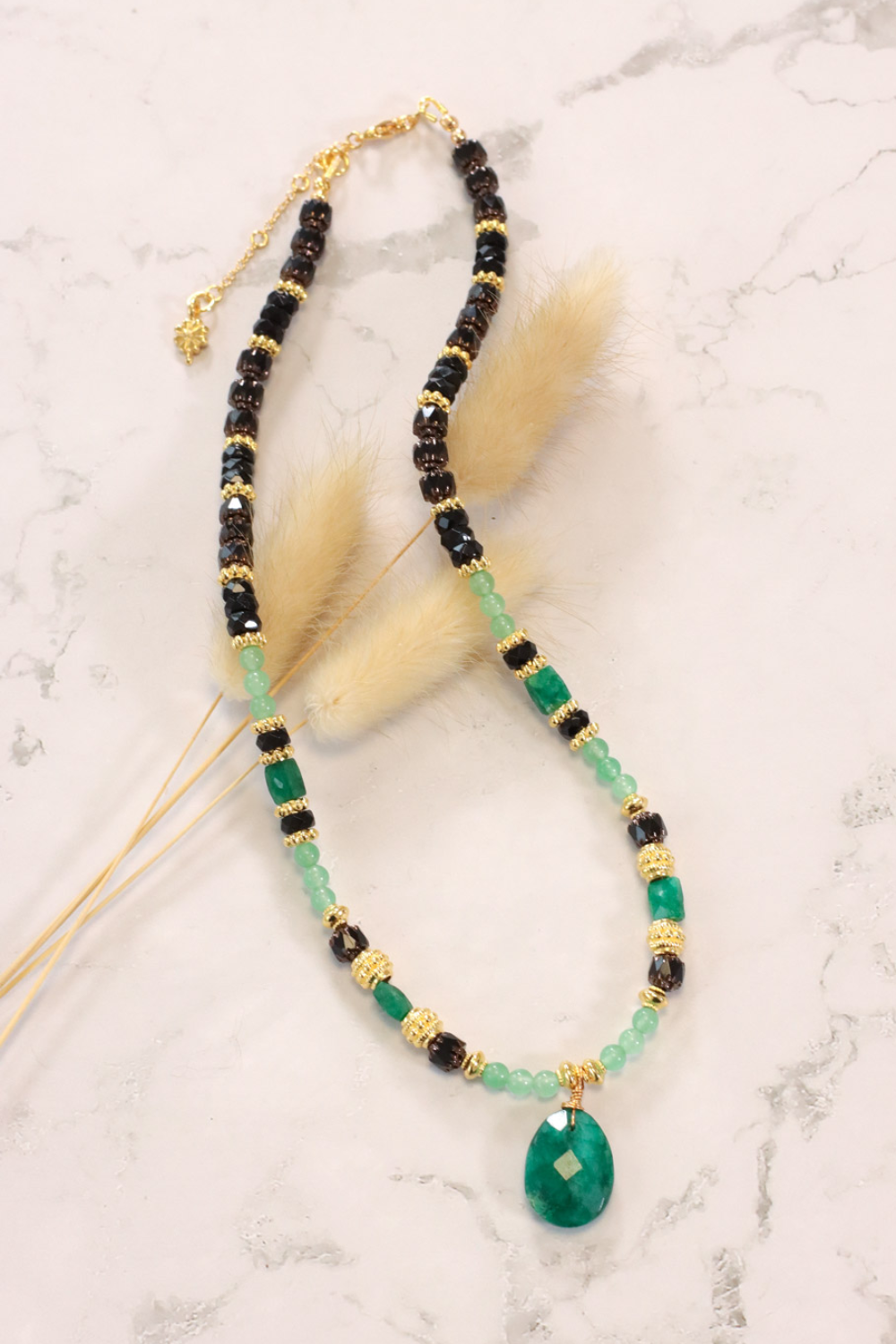 Schema Collana con smeraldo d'imitazione e perle di vetro sfaccettate antiche