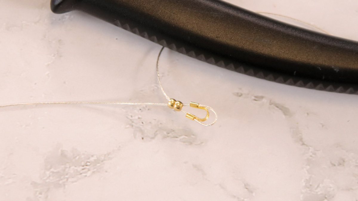 Collana con smeraldo d'imitazione e perle di vetro sfaccettate antiche : Tappa 1