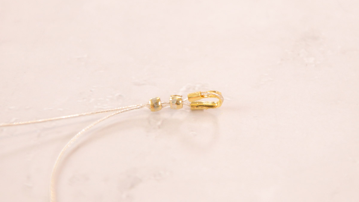 Collana con smeraldo d'imitazione e perle di vetro sfaccettate antiche : Tappa 2