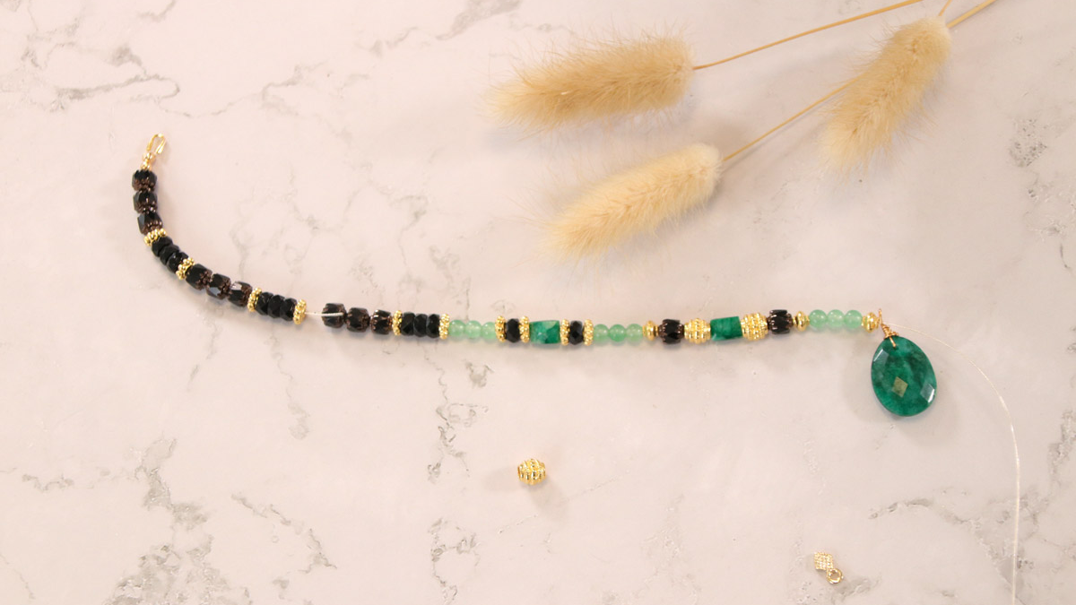 Collana con smeraldo d'imitazione e perle di vetro sfaccettate antiche : Tappa 7