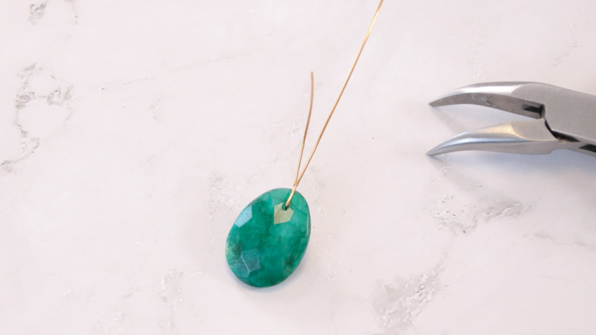 Collana con smeraldo d'imitazione e perle di vetro sfaccettate antiche : Tappa 3