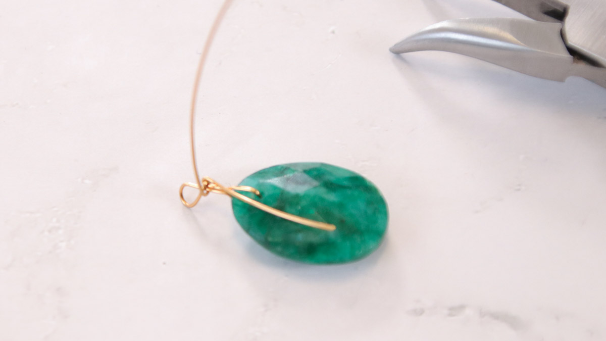 Collana con smeraldo d'imitazione e perle di vetro sfaccettate antiche : Tappa 5