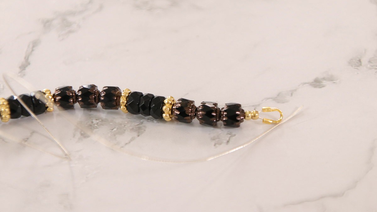 Collana con smeraldo d'imitazione e perle di vetro sfaccettate antiche : Tappa 8