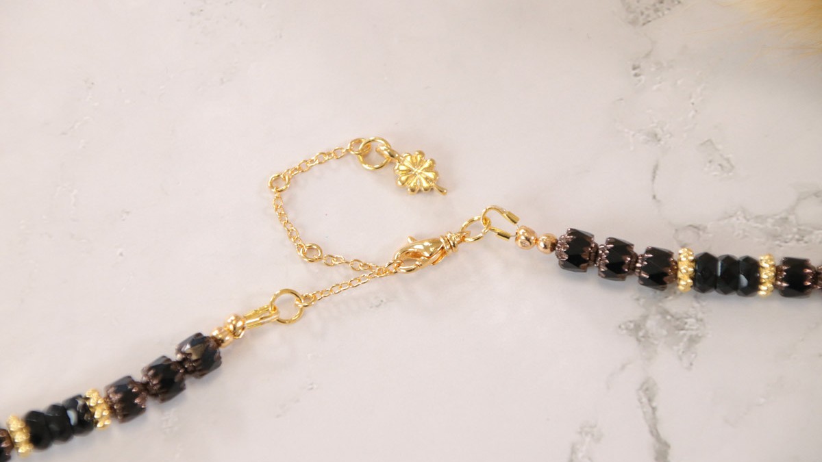 Collana con smeraldo d'imitazione e perle di vetro sfaccettate antiche : Tappa 9