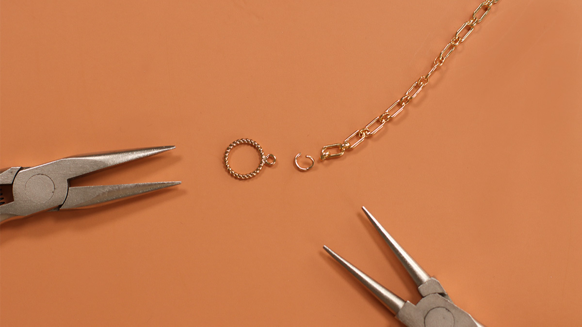 Collana asimmetrica con catena in oro e pietre naturali di granato e corniola : Tappa 2