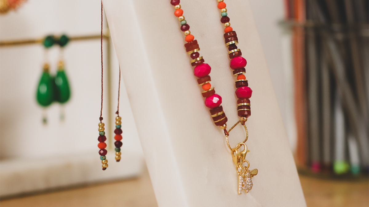 Schema Collana di macramé con perline sfaccettate e distanziatore centrale in argento 925 Schema Collana di macramé con perline sfaccettate e distanziatore centrale in argento 925