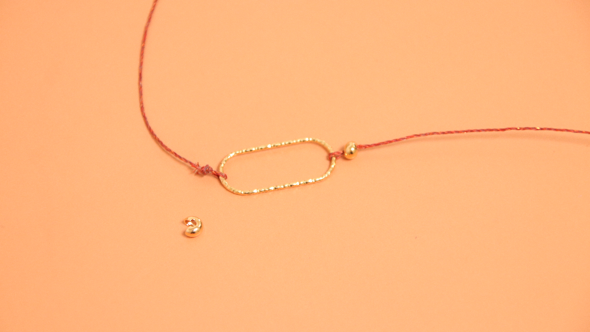 Collana di macramé con perline sfaccettate e distanziatore centrale in argento 925 : Tappa 1 Collana di macramé con perline sfaccettate e distanziatore centrale in argento 925 : Tappa 1