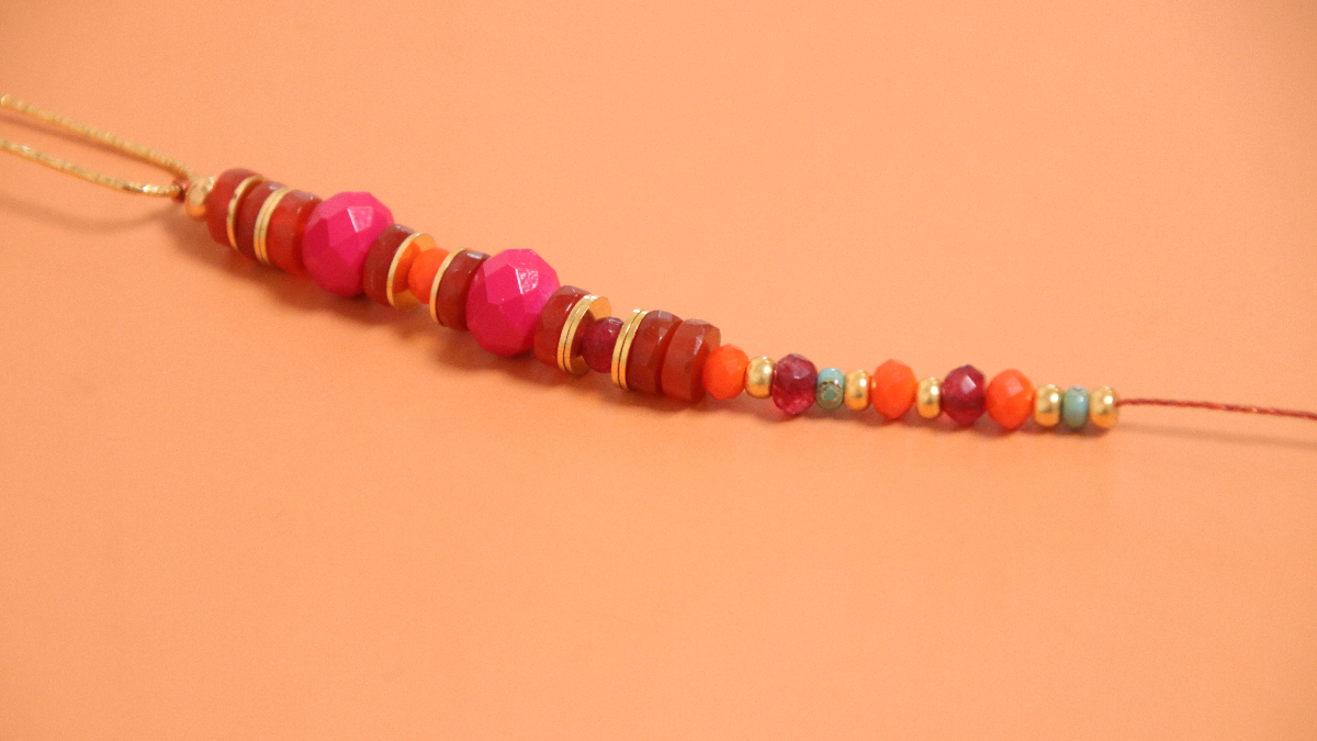 Collana di macramé con perline sfaccettate e distanziatore centrale in argento 925 : Tappa 2 Collana di macramé con perline sfaccettate e distanziatore centrale in argento 925 : Tappa 2