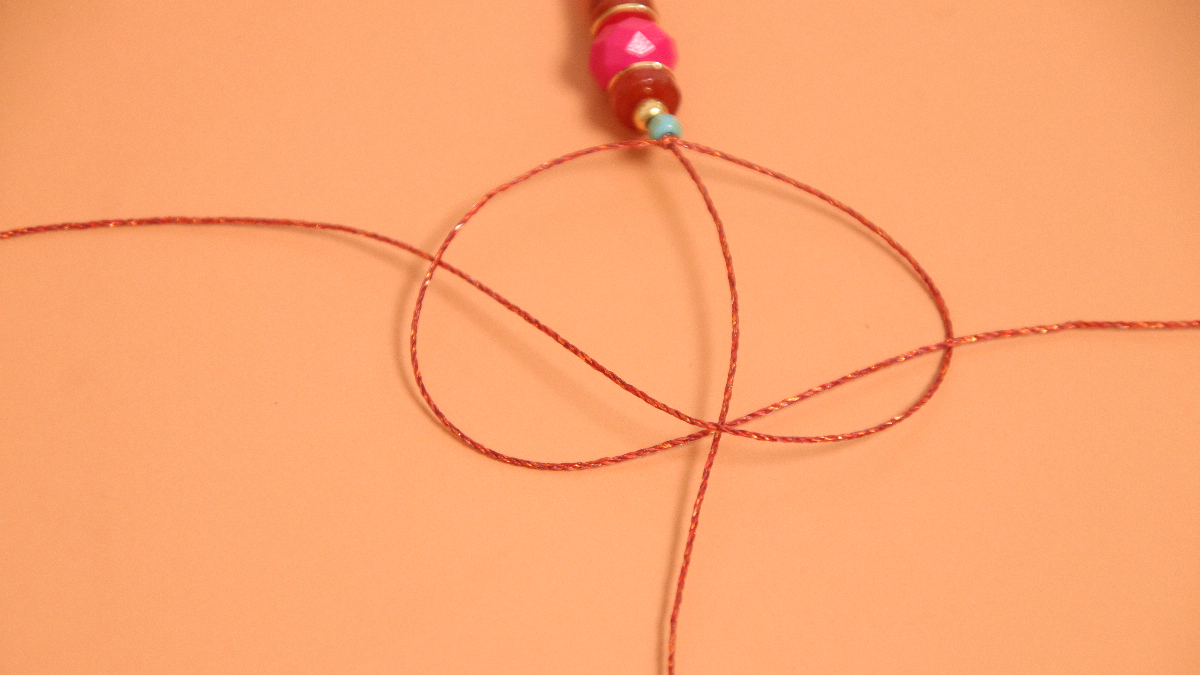 Collana di macramé con perline sfaccettate e distanziatore centrale in argento 925 : Tappa 3 Collana di macramé con perline sfaccettate e distanziatore centrale in argento 925 : Tappa 3