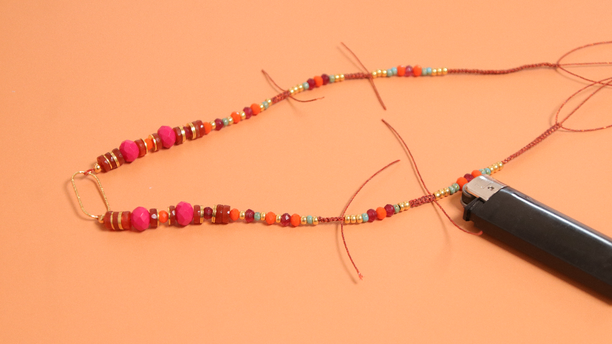 Collana di macramé con perline sfaccettate e distanziatore centrale in argento 925 : Tappa 5 Collana di macramé con perline sfaccettate e distanziatore centrale in argento 925 : Tappa 5