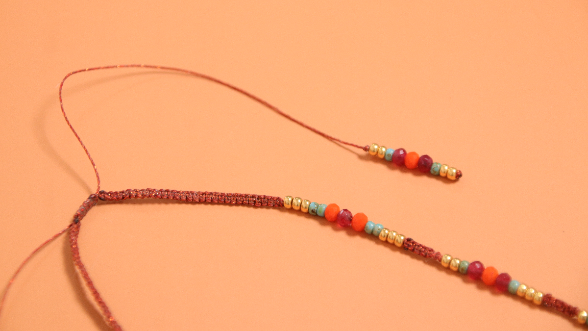 Collana di macramé con perline sfaccettate e distanziatore centrale in argento 925 : Tappa 7 Collana di macramé con perline sfaccettate e distanziatore centrale in argento 925 : Tappa 7