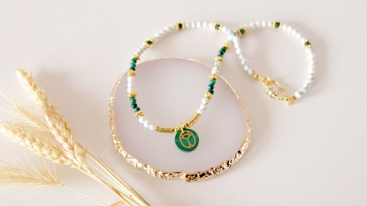 Collana di perle di howlite e malachite Ciondolo scarabeo