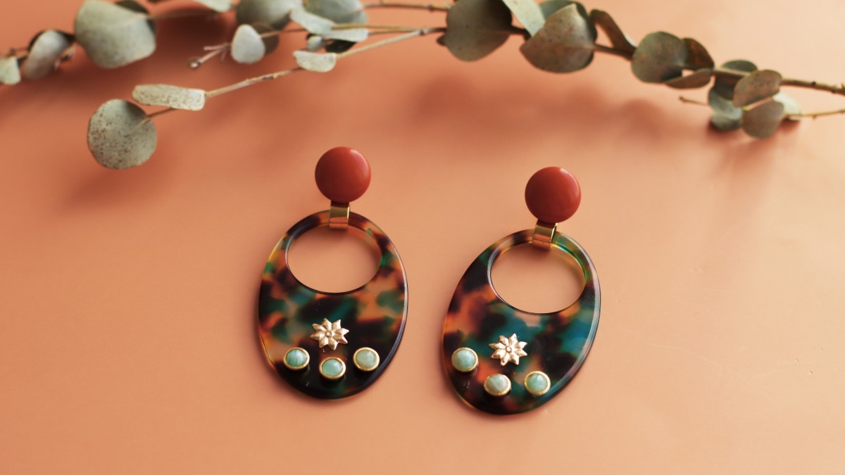 Originali orecchini pendenti in resina con pietre naturali di amazzonite