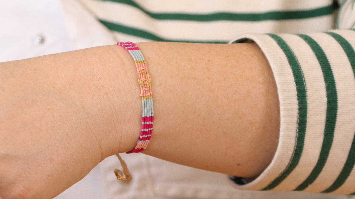 Schema Bracciale in filo di seta intrecciato con inserto di scarabeo dorato