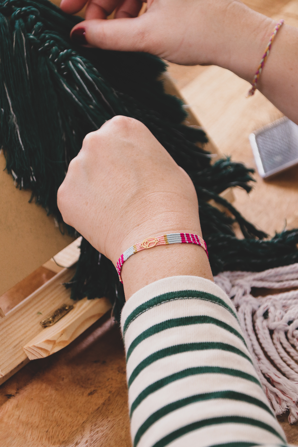 Bracciale in filo di seta intrecciato con inserto di scarabeo dorato