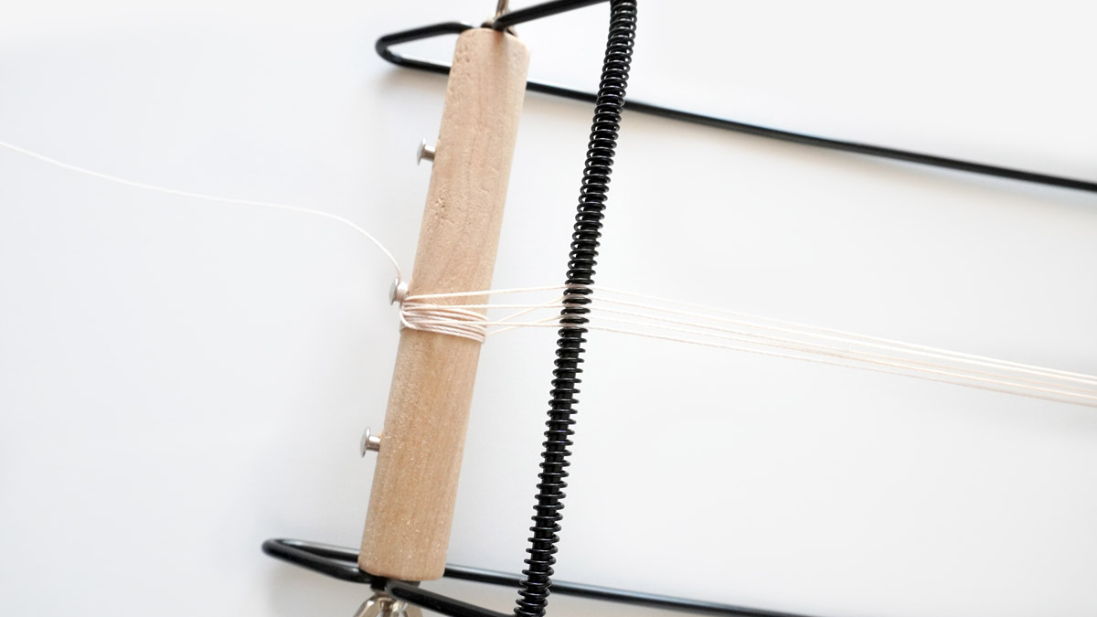 Bracciale in filo di seta intrecciato con inserto di scarabeo dorato : Tappa 1